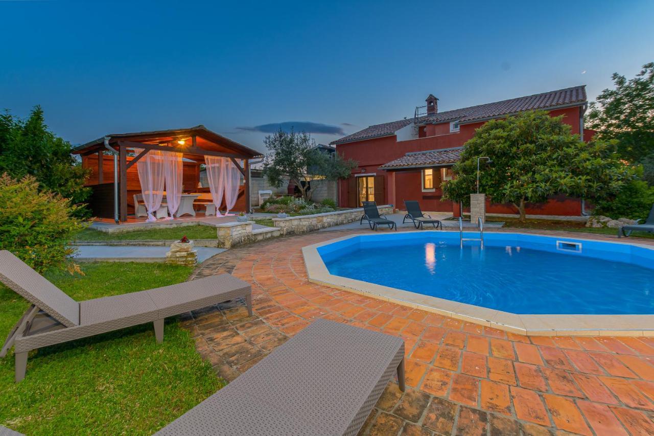 Carla With Private Pool & Kids Playground - Pet Friendly