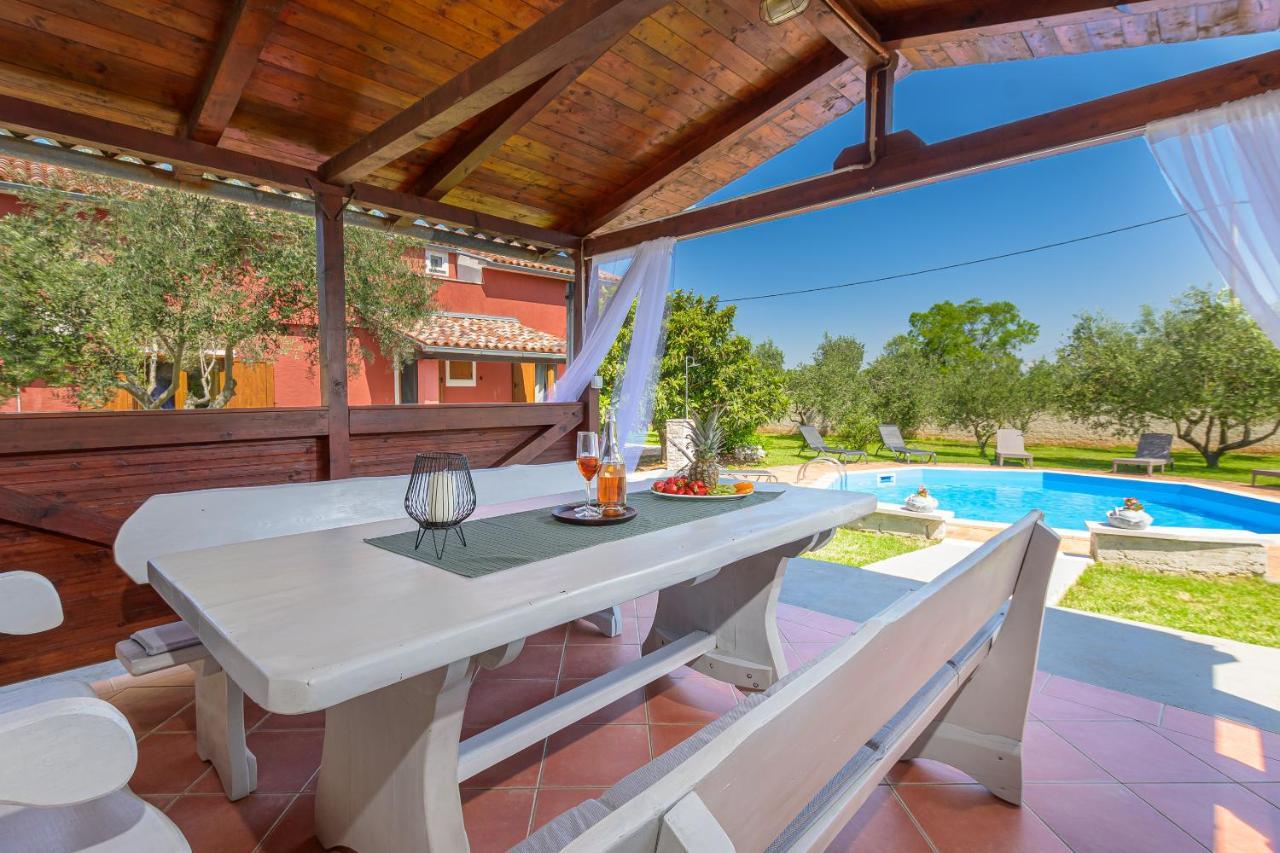 Carla With Private Pool & Kids Playground - Pet Friendly Villa