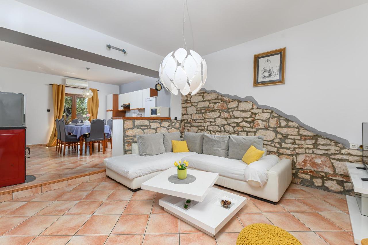 Villa Carla With Private Pool & Kids Playground - Pet Friendly *