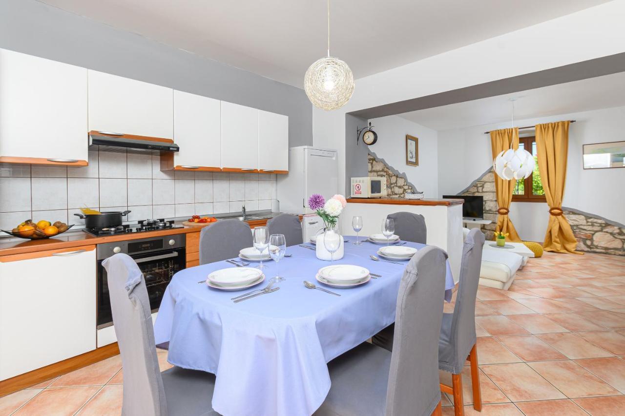 Carla With Private Pool & Kids Playground - Pet Friendly *