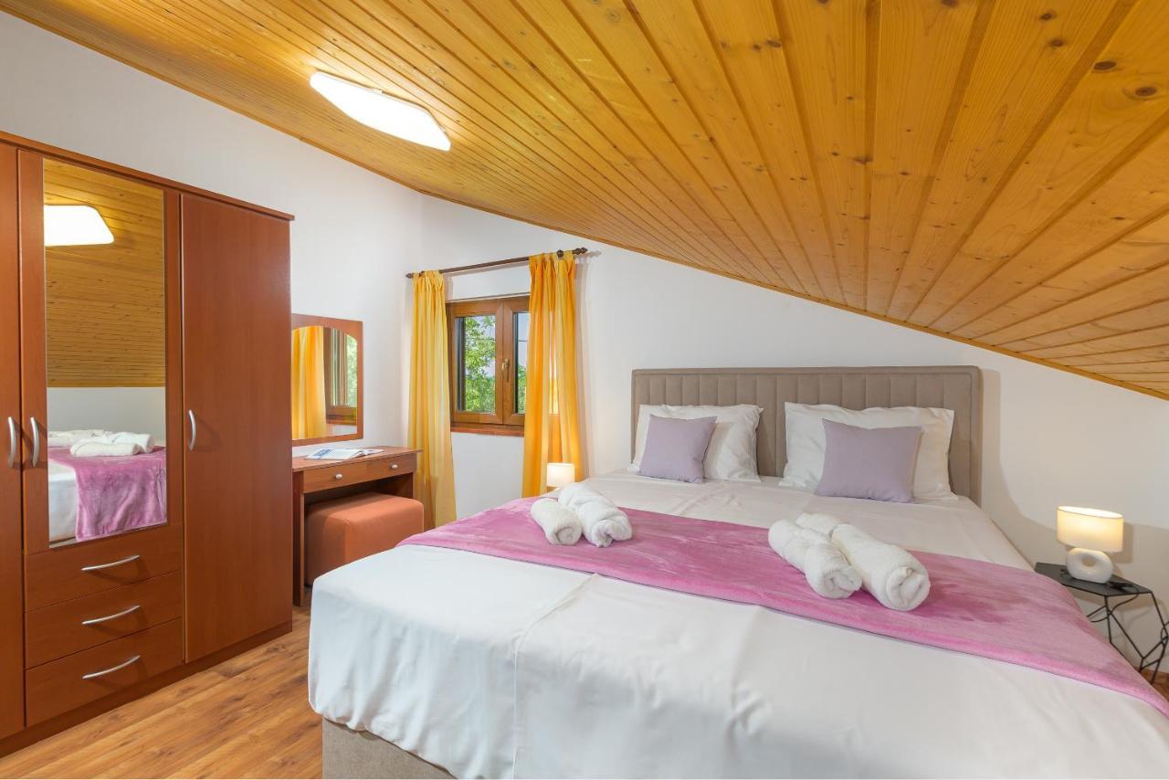 Carla With Private Pool & Kids Playground - Pet Friendly *