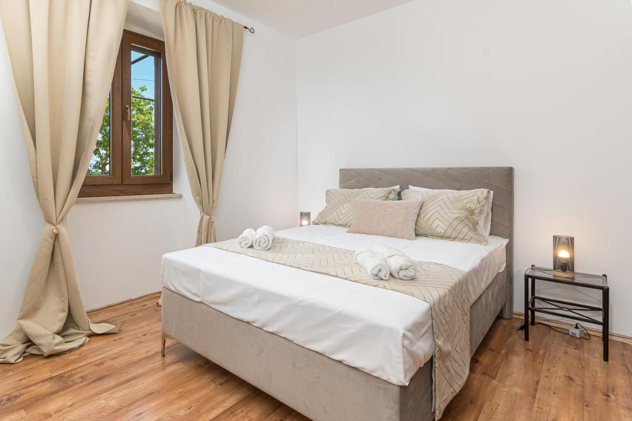 Carla With Private Pool & Kids Playground - Pet Friendly Villa Mutvoran
