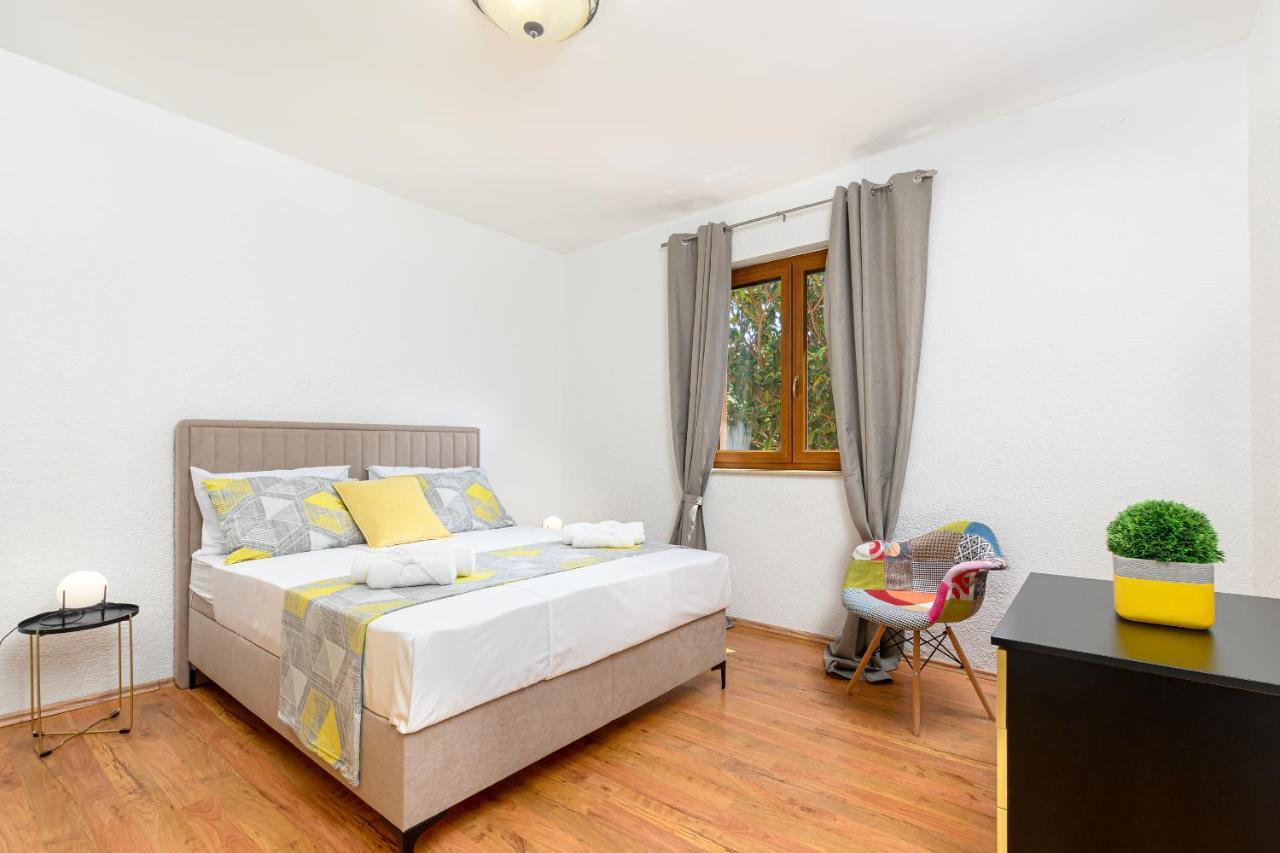 Carla With Private Pool & Kids Playground - Pet Friendly *