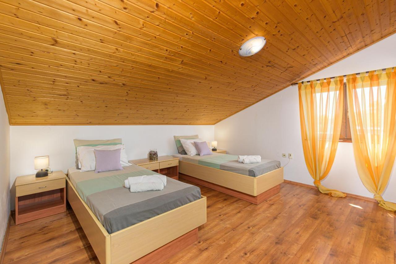 Carla With Private Pool & Kids Playground - Pet Friendly * Mutvoran