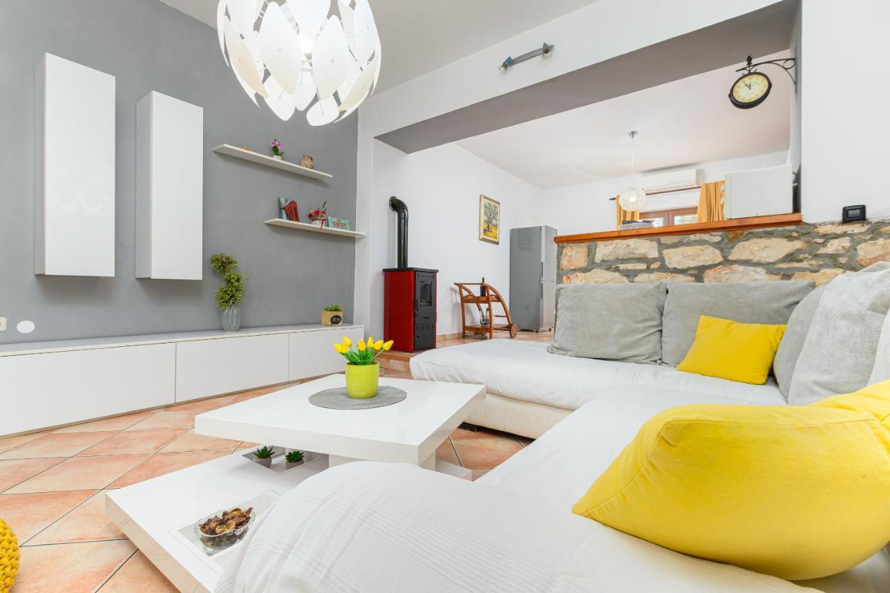 Villa Carla With Private Pool & Kids Playground - Pet Friendly Mutvoran