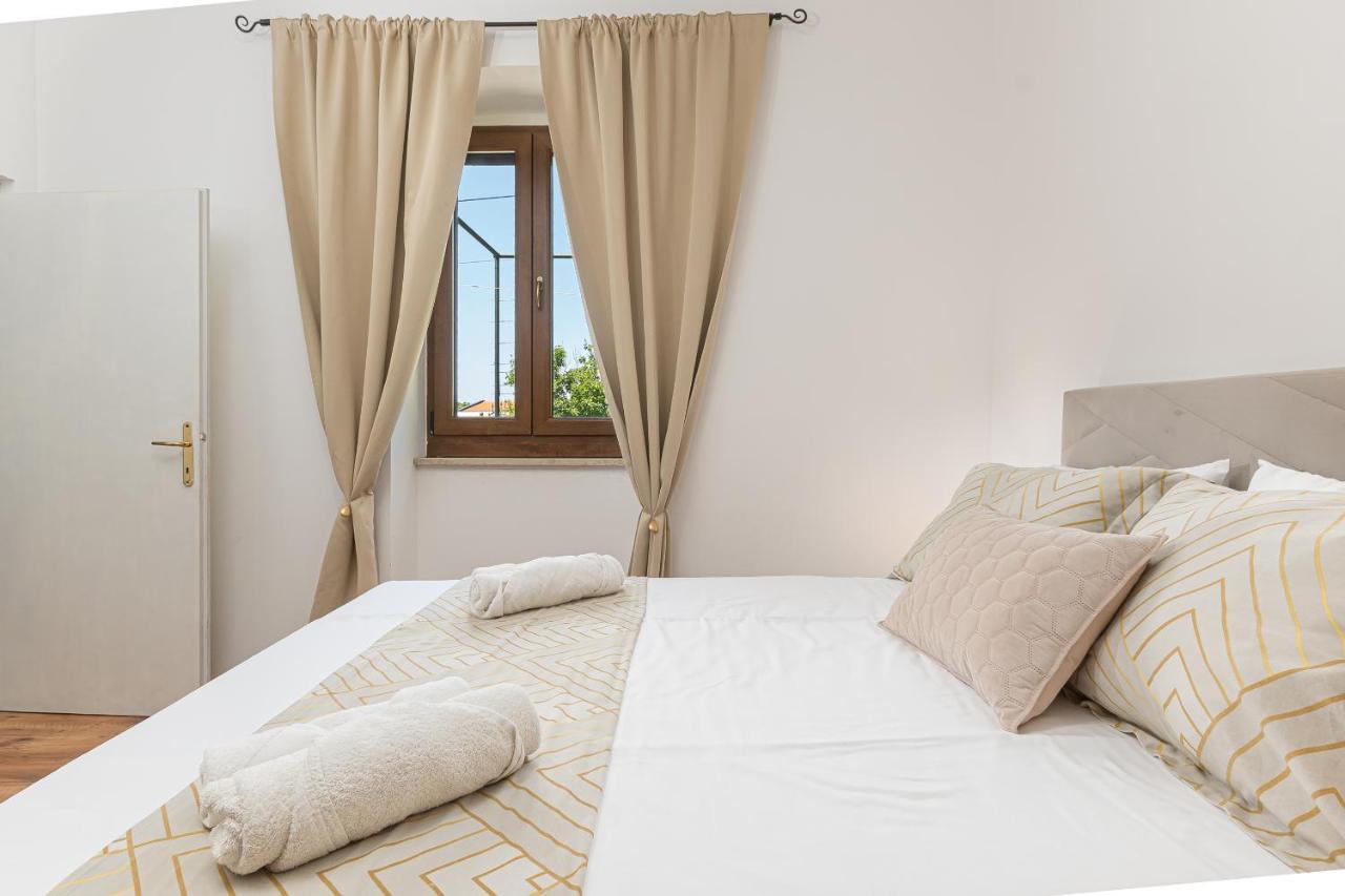 Carla With Private Pool & Kids Playground - Pet Friendly Villa *